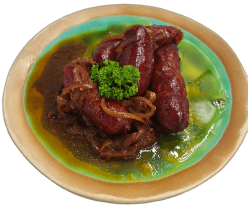 Gebakken chorizo worstjes met een rodewijn knoflook saus.